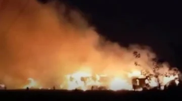 بث مباشر بالغربية.. جهود أمنية للسيطرة على حريق هائل داخل شونة قش الأرز